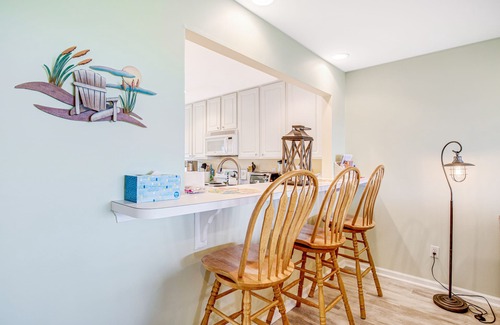 Ocean View Condominio | Bethany Bay second floor condo with pool, high-speed WiFi, central AC, & W/D