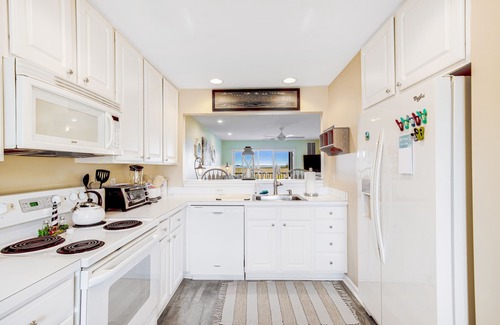 Ocean View Condominio | Bethany Bay second floor condo with pool, high-speed WiFi, central AC, & W/D