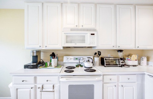 Ocean View Condominio | Bethany Bay second floor condo with pool, high-speed WiFi, central AC, & W/D