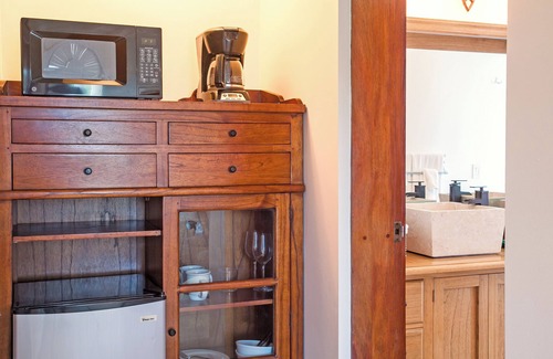 Shoal Bay Apartamento | Better than a hotel room @ Fountain Anguilla! Stay next door to Zemi Beach for 1/2 of the price!