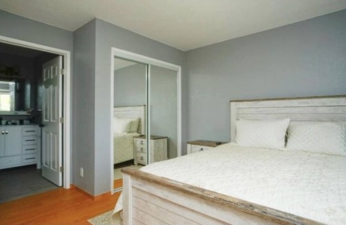 East San Mateo Casa | Better Than Hotel Private Entrance to quiet private Master bedroom-self ck in