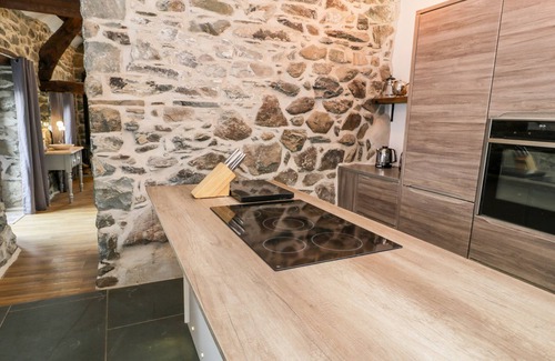 Llanfair Cabaña | BEUDY BACH, pet friendly, character holiday cottage in Llanfair