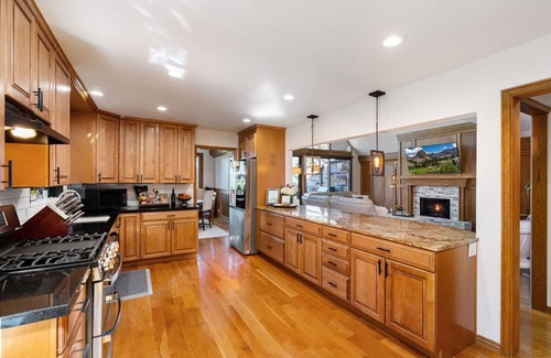 Sandy Casa | BeUTAHful Retreat: Mtn Views, 2 Master Bdrms, HotTub, Game room, Ski, Amenities!