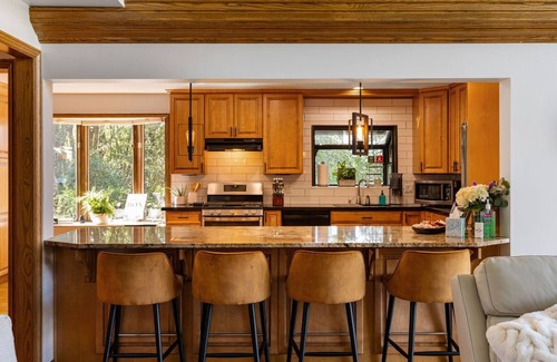 Sandy Casa | BeUTAHful Retreat: Mtn Views, 2 Master Bdrms, HotTub, Game room, Ski, Amenities!