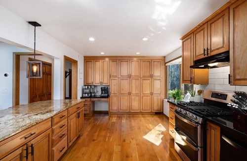Sandy Casa | BeUTAHful Retreat: Mtn Views, 2 Master Bdrms, HotTub, Game room, Ski, Amenities!