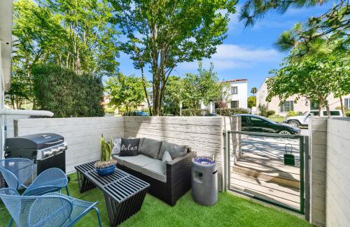 Carthay Circle Apartamento | Beverly Grove Chic City Oasis 2 BR Apt with Den 138