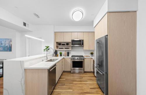 Carthay Circle Apartamento | Beverly Grove Chic City Oasis 2 BR Apt with Den 138