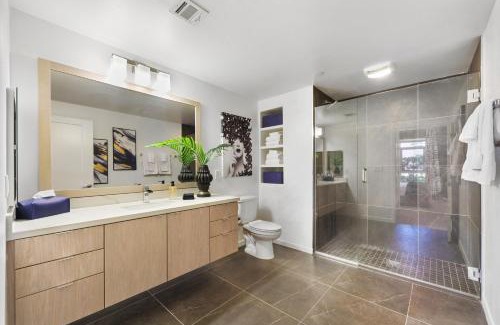 Carthay Circle Apartamento | Beverly Grove Chic City Oasis 2 BR Apt with Den 138