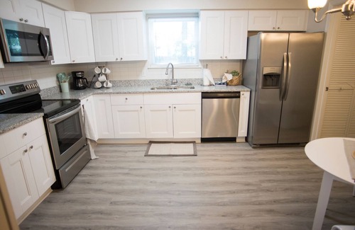 Norfolk - Virginia Beach Casa | Bewitching Dwelling with Enormous Backyard