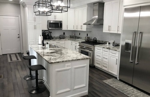 Riverside Casa | Big 3 story house near stadiums, aquarium, museums, 5 bedrooms, parking