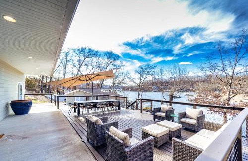 Gravois Mills Casa | Big Bear Bungalow - Stay Waterfront to Lake of the Ozark