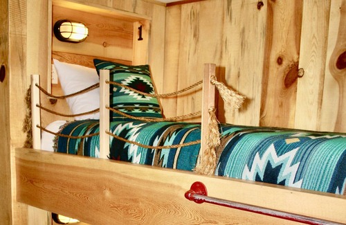 Highland Pines Cabina | Big Bear Bunkhouse Cabin in the Prescott National Forest