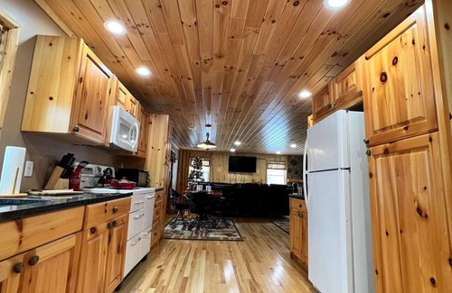 Curtis Township Casa | Big Buck Lodge 🦌- Insta-worthy, 360 Scenic Views & Pet Friendly 🐾!