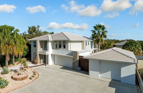 Banksia Beach Casa | BIG CANAL FAMILY HOME w POOL, PETS OK