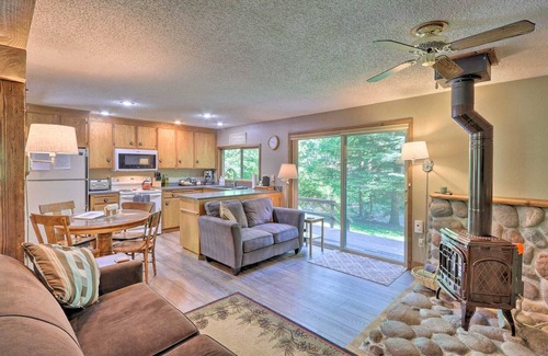 Paradise Estates Cabina | BIG CREEK waterfront retreat!! 2bed-2bath+HOT TUB+Covered Deck+BBQ+EV charger! ✨
