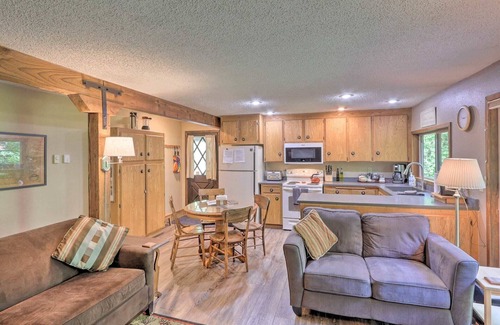 Paradise Estates Cabina | BIG CREEK waterfront retreat!! 2bed-2bath+HOT TUB+Covered Deck+BBQ+EV charger! ✨