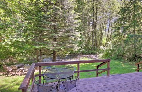 Paradise Estates Cabina | BIG CREEK waterfront retreat!! 2bed-2bath+HOT TUB+Covered Deck+BBQ+EV charger! ✨