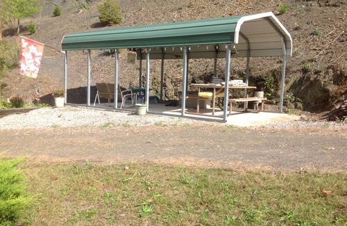 Cumberland Alquiler De RV | BIG D's POND & North Branch del río Potomac Camping.