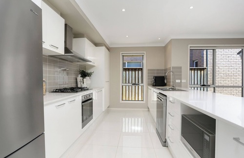 Campbelltown Casa | Big Family Home - Super Convenience with Pool Table & Children Playroom