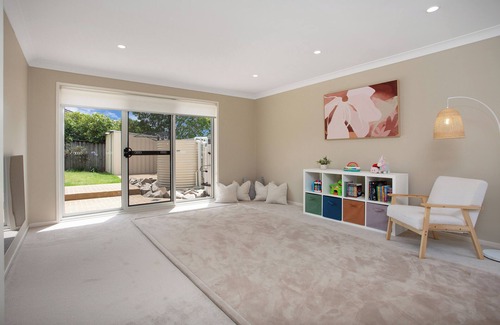 Campbelltown Casa | Big Family Home - Super Convenience with Pool Table & Children Playroom