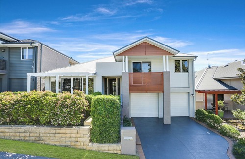 Campbelltown Casa | Big Family Home - Super Convenience with Pool Table & Children Playroom