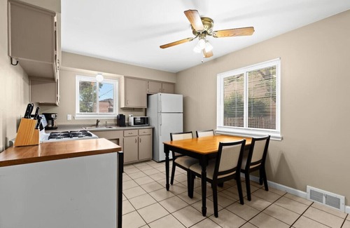 Taylor Casa | Big Fenced Backyard Sleeps 8 Plus