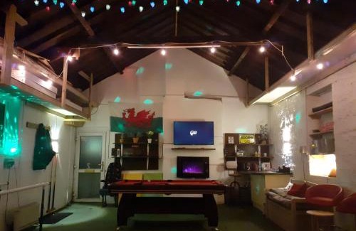 Llanelli Casa | Big fireplace aga hot tub wet room barn garage