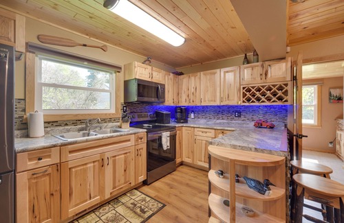 Rice Lake Casa | ¡NUEVO! Remodelado Waterfront Rice Lake Home w / Pesca