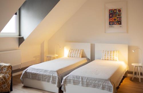 Laar Apartamento | Big flat with fresh renovation, free parking, SonyPS, Netflix