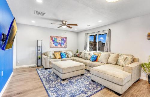 North Las Vegas Casa | Big Group, Remodeled, Landscaped, King Beds, Desks