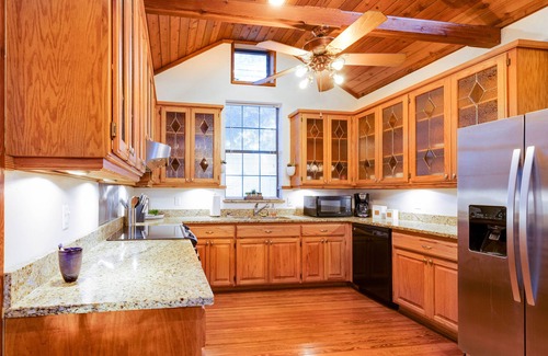Boerne Casa | “Big Red”- Boerne Farmhouse, walk to Main Street!