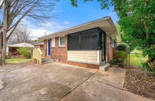 East Point Casa | Big Red House in ATL by Hartsfield-Jackson Airport