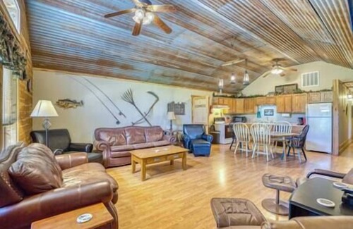 Norfork Casa | Big Red Lodge, Gatherings, Riverview, Wade-in River Access