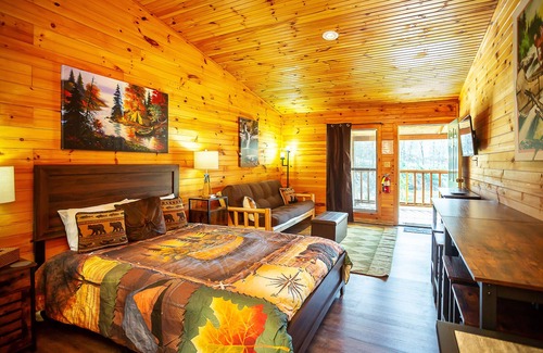 Benton Cabina | Bigfoot Lodge Room Two
