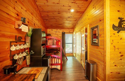 Benton Cabina | Bigfoot Lodge Room Two