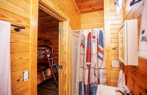 Benton Cabina | Bigfoot Lodge Room Two