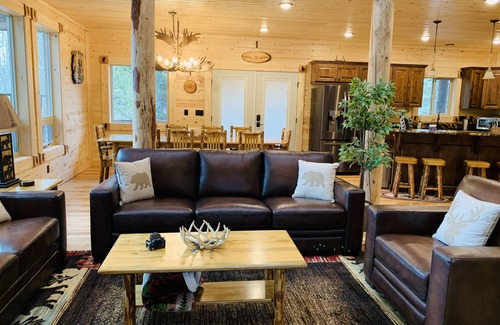 Island Park Cabina | Bighorn Lodge-10 minutes to YNP+Hot tub+Wifi+AC