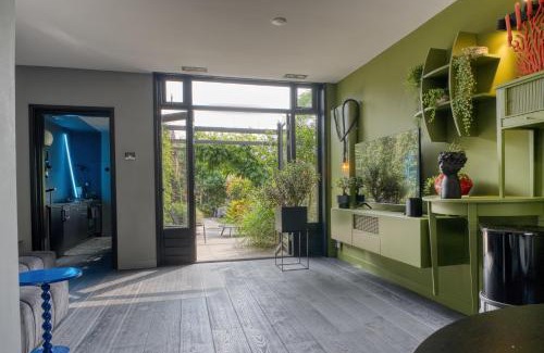 Alphen aan den Rijn Casa | Bijzonder stadshuis met diepe moderne tuin.