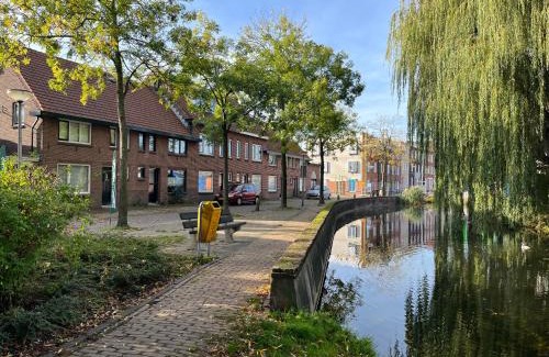Alphen aan den Rijn Casa | Bijzonder stadshuis met diepe moderne tuin.