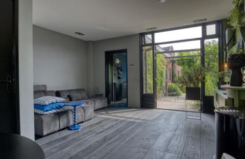 Alphen aan den Rijn Casa | Bijzonder stadshuis met diepe moderne tuin.