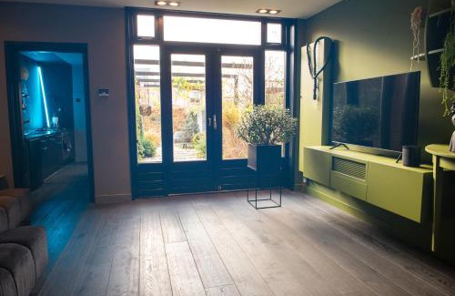 Alphen aan den Rijn Casa | Bijzonder stadshuis met diepe moderne tuin.