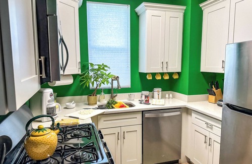 Marshall-Shadeland Casa | Bike to stadiums, 3-bedroom urban art house in Pittsburgh, kid and pet-friendly.