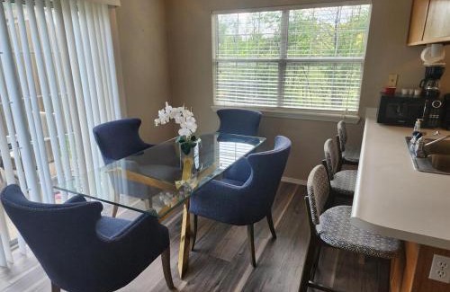 Bentonville Apartamento | Bikes trails wine Quiet, cozy and comfortable