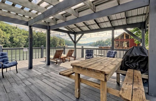 Clayton Casa | Bills Bungalow on Lake Burton with Top Dock and Patio