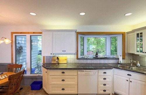Central Huron Cabaña | Birchcliff-Lakefront View King bed Central Air AC