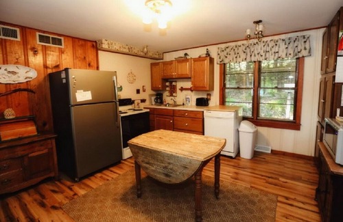 Rhinelander Cabina | Birchwood Retreat located on private Finely Lake