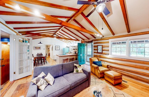 Franklin Casa | Bird-watcher's creekside cabin with screened porch, fireplace, yard, & firepit