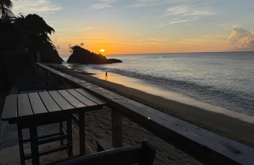 Black Rock Cabina | Birdies Nest Upper 2 Bedroom Beach View