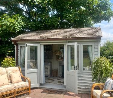 Tunstall Otro | Birds and The Bees Summer House