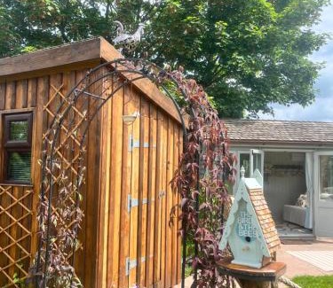 Tunstall Otro | Birds and The Bees Summer House